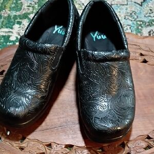 Yuu Embossed  Tooled Faux Leather Slip-On Clogs - Black Size 8 Wide Women's